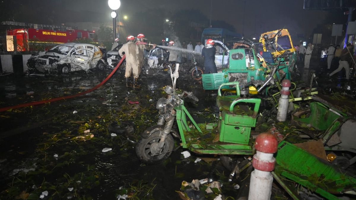 delhi blast explosion near red fort metro station kills nine