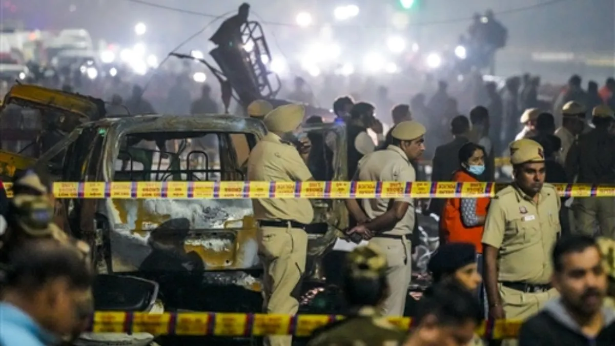 delhi explosion five up residents dead in red fort blast