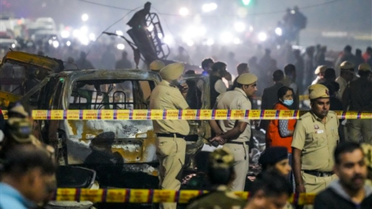 delhi blast i20 car explosion near red fort injures many