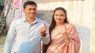 Bihar vidhan sabha chunav 2025 LIVE News Updates: मतदान के बाद जिलाधिकारी धर्मेंद्र कुमार और पत्नी अन्नू कुमारी। जागरण