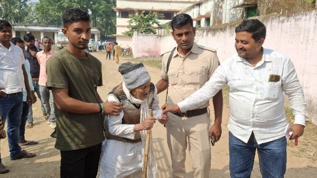 105 वर्षीय जेठान यादव ने पेश की मतदान की मिसाल, कांपते हाथों से डाला वोट
