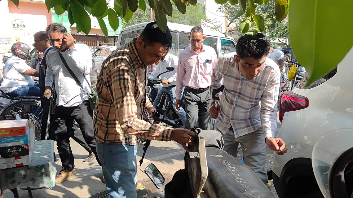 delhi blast high alert issued after explosion officials on ground