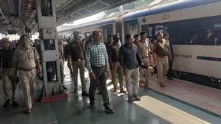 दिल्ली में विस्फोट के बाद प्रयागराज जंक्शन के प्लेटफार्म एक पर निरीक्षण करते आरपीएफ इंस्पेक्टर अमित मीना साथ में जीआरपी डाग स्कवायड व बम निरोधक दस्ता। जागरण