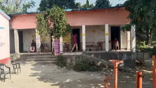 रामनगर विधानसभा के दोन क्षेत्र में मतदान केंद्र पर नहीं पहुंचे मतदाता। जागरण
