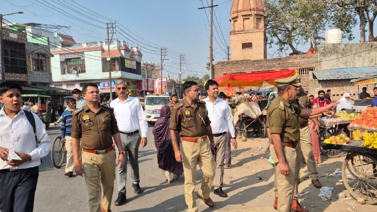 sambhal police officials came out on the road freed the roads from encroachment and issued challans
