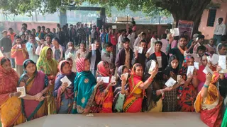 Bihar vidhan sabha chunav 2025 LIVE News Updates कतार में महिलाएं।