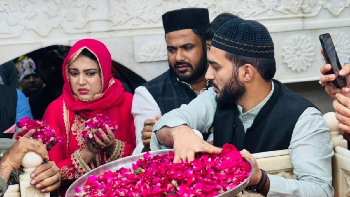 swara bhasker offers prayers at dargah sabir pak piran kaliyar