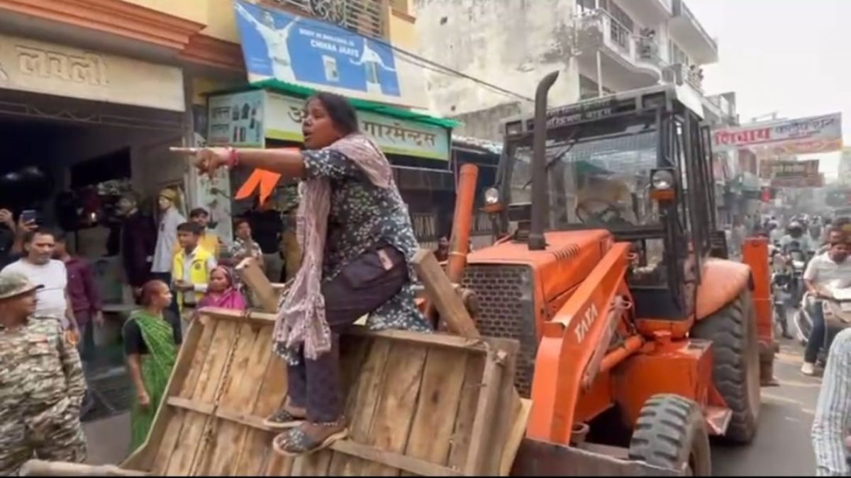 woman climbed on a bulldozer in protest against encroachment in trans yamuna causing commotion