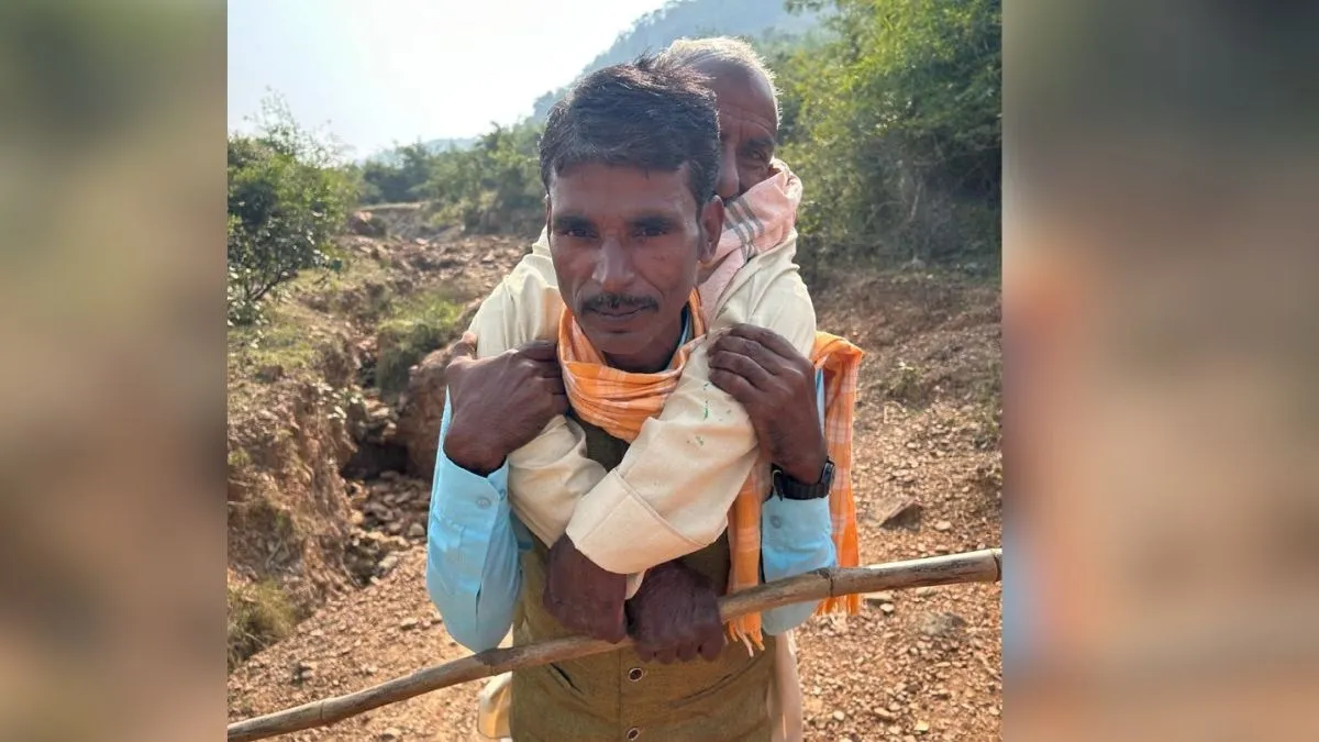 लोकतंत्र की तीर्थ यात्रा: बुजर्ग चाचा को कंधे पर लादकर 30 किलोमीटर पैदल चले सवारथ, लाइन में लगकर किया वोट 
