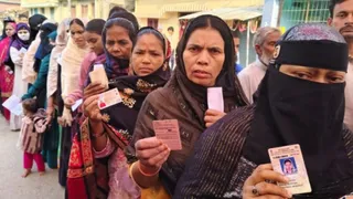 बिहार विधानसा चुनाव 2025 में वोट देने के बाद युवती। फाटो जागरण