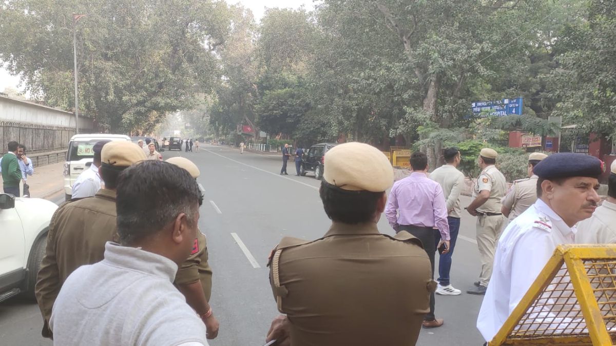 delhi blast 2025 pm modi to visit injured delhi police on alert