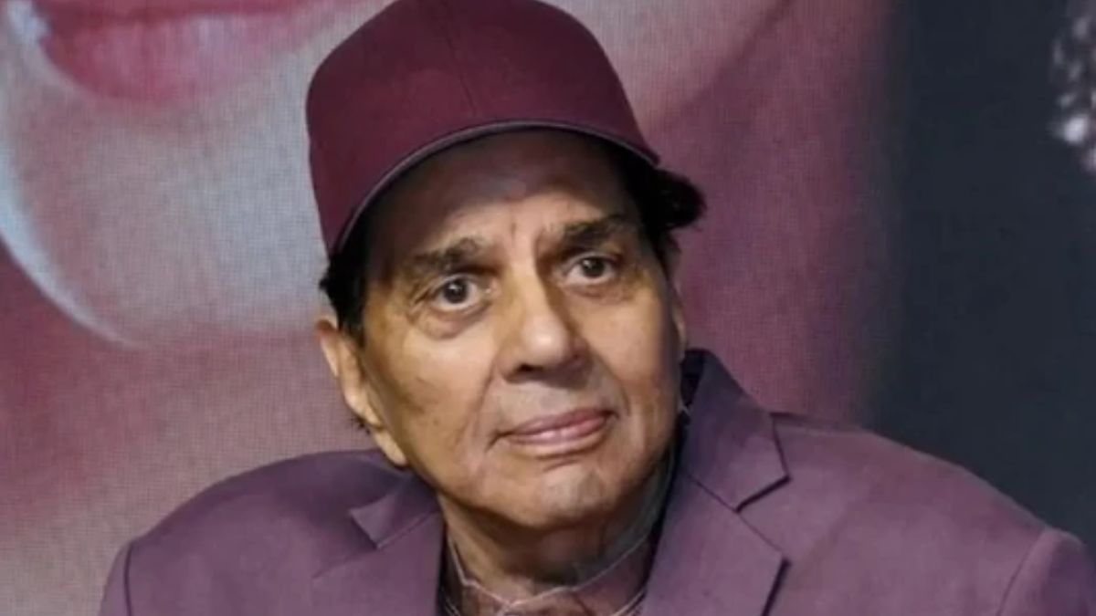 dharmendra discharged from breach candy hospital after 48 hours reach home with family