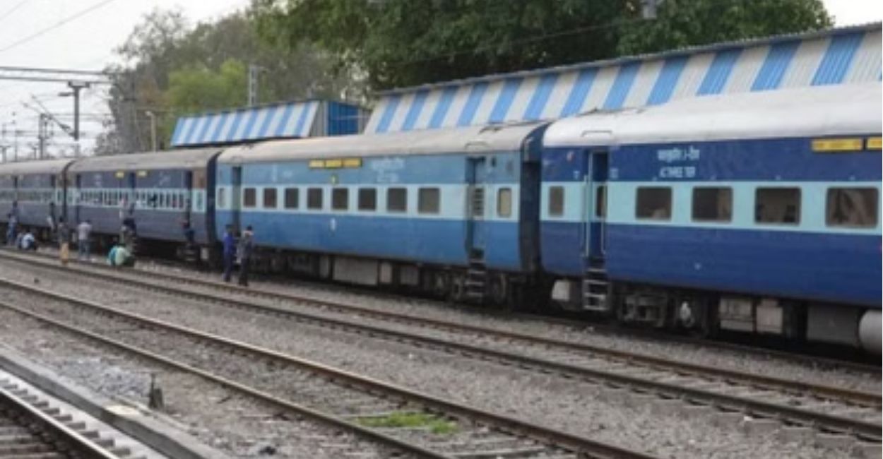 pawan express buffalo collision on mumbai howrah railway route train halts near manikpur station