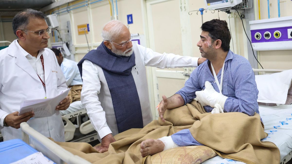 delhi blast 2025 pm modi to visit injured delhi police on alert