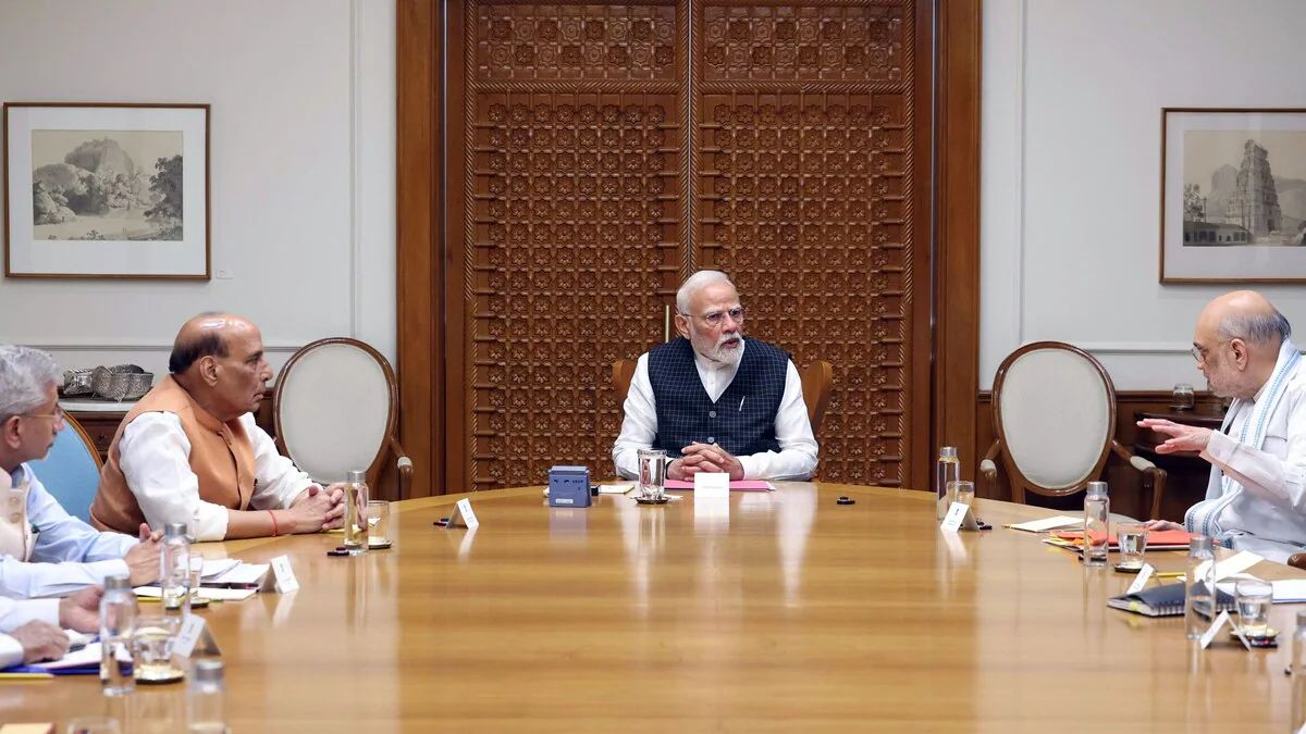 delhi blast pm modi calls ccs meeting after near red fort explosion