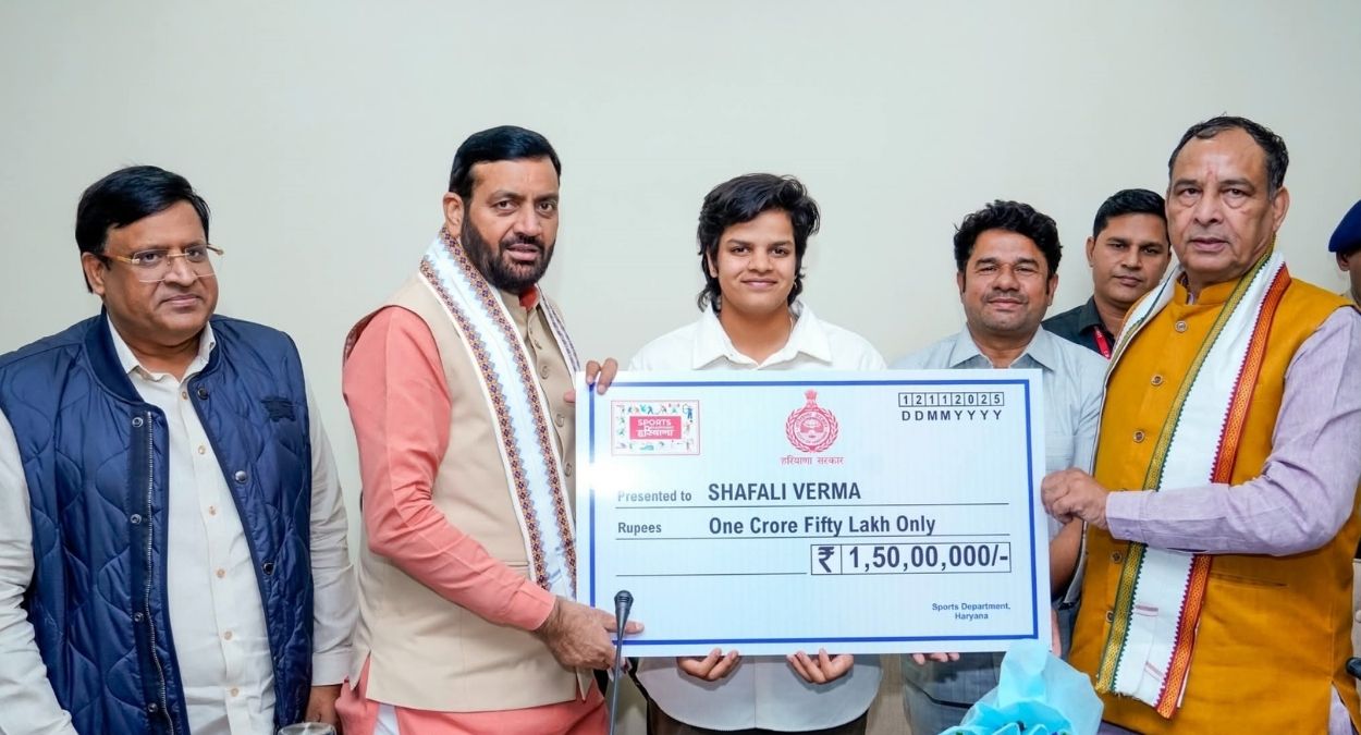 shafali verma honored haryana cm presents 15 crore check