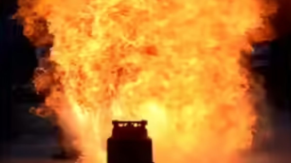 gas cylinder explosion in west bengal child dies family injured
