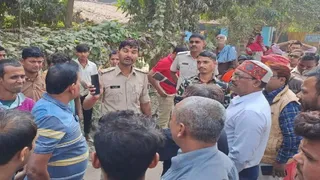 विद्यापतिनगर में सड़क जाम कर रहे लोगों को समझाते थानाध्यक्ष सूरज कुमार। जागरण