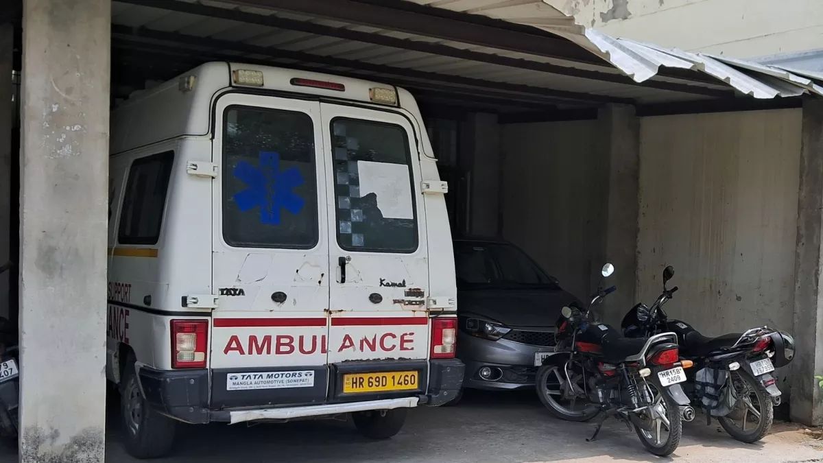 ambulance delivery woman gives birth in moving ambulance in hisar