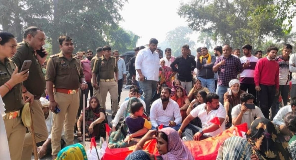 gorakhpur case filed against 34 for road block after man death