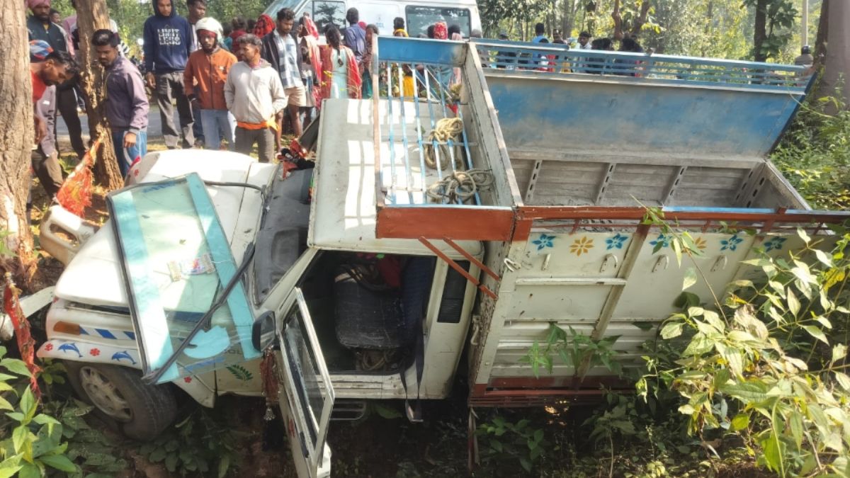 pickup van accident in chatra 10 injured while saving biker