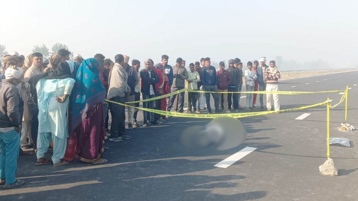 body of a young man was found lying on the ganga expressway in hasanpur suspicion of murder police investigate case