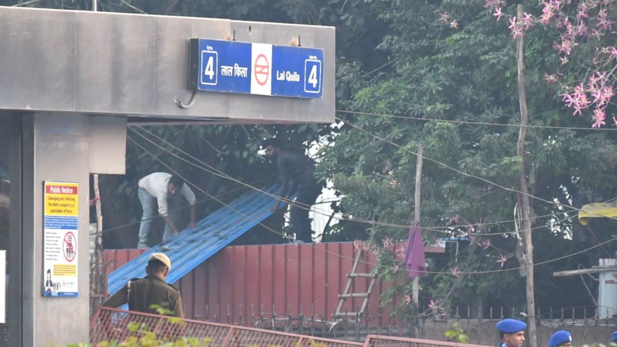 red fort blast police post damaged in delhi terror attack