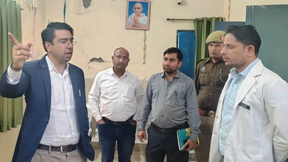 चढ़ गया डीएम अतुल वत्स का पारा: गैलरी में तीमारदार और स्वास्थ्य केंद्र पर गंदगी देखकर लगाई फटकार