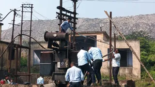 सुरक्षाकर्मियों को बंधक बनाकर पीटा