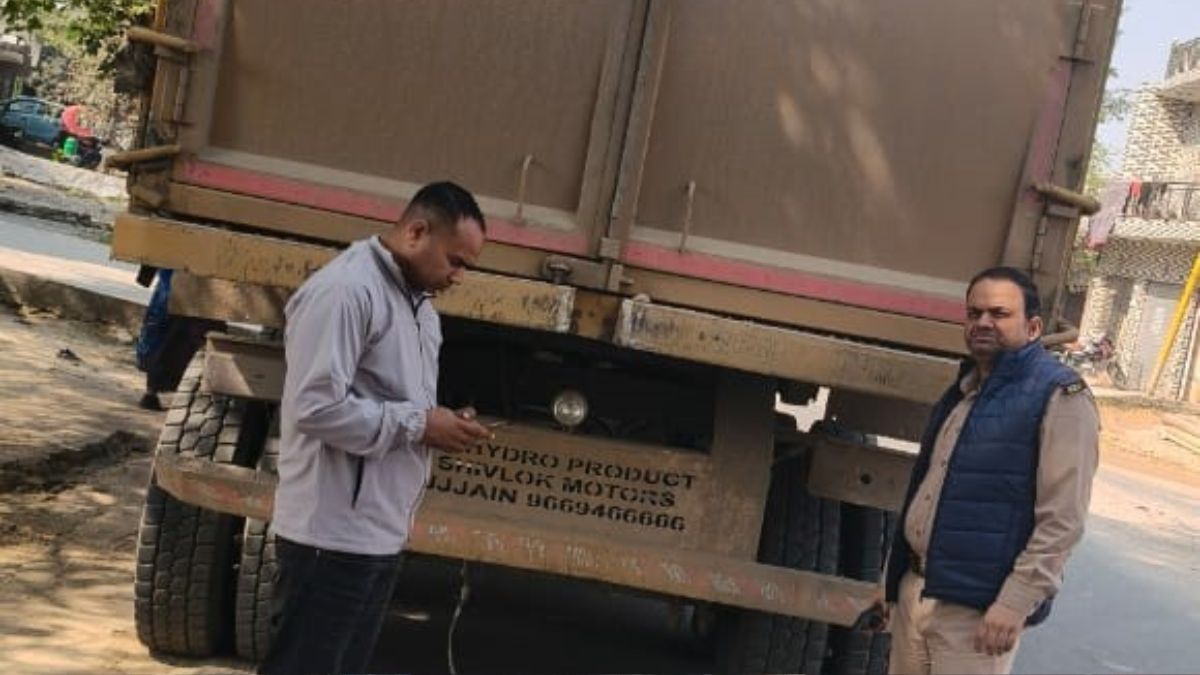 three overloaded trolleys seized 1 lakh 60 thousand rupees fine collected in etah district