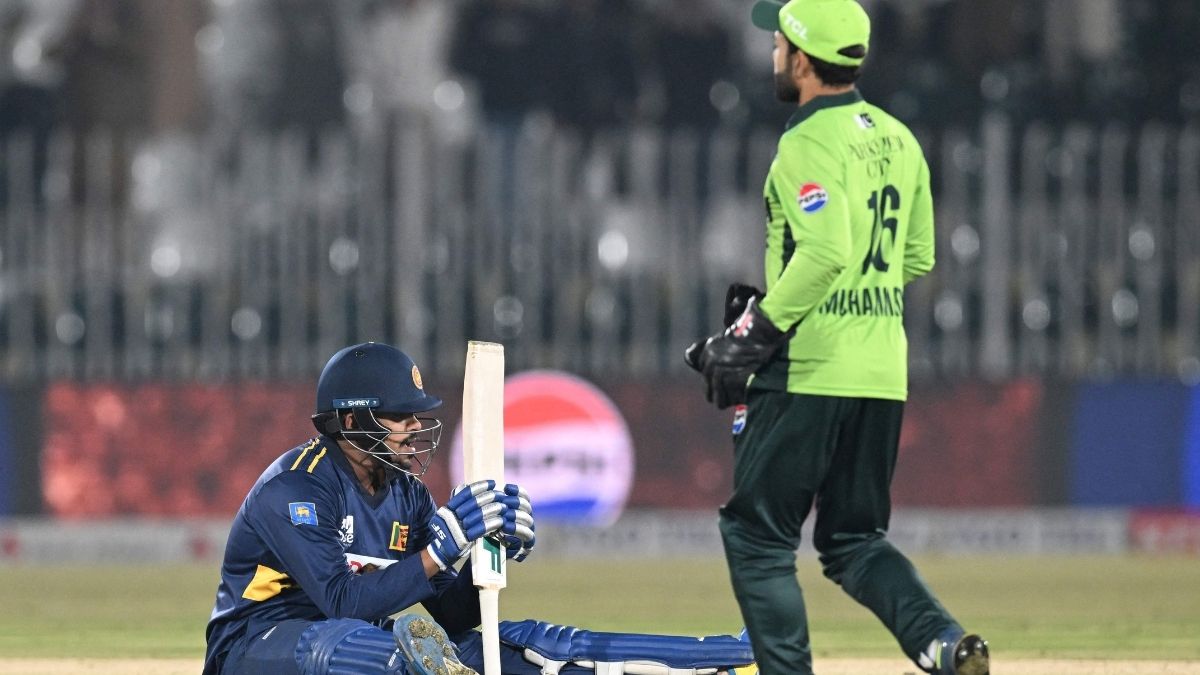 pak vs sl 1st odi pakistan edges sri lanka by 6 runs thrilling last over