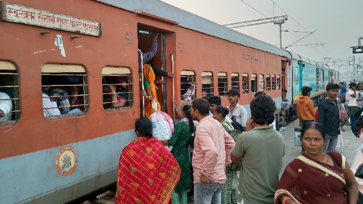 after the elections trains leaving madhubani district were crowded