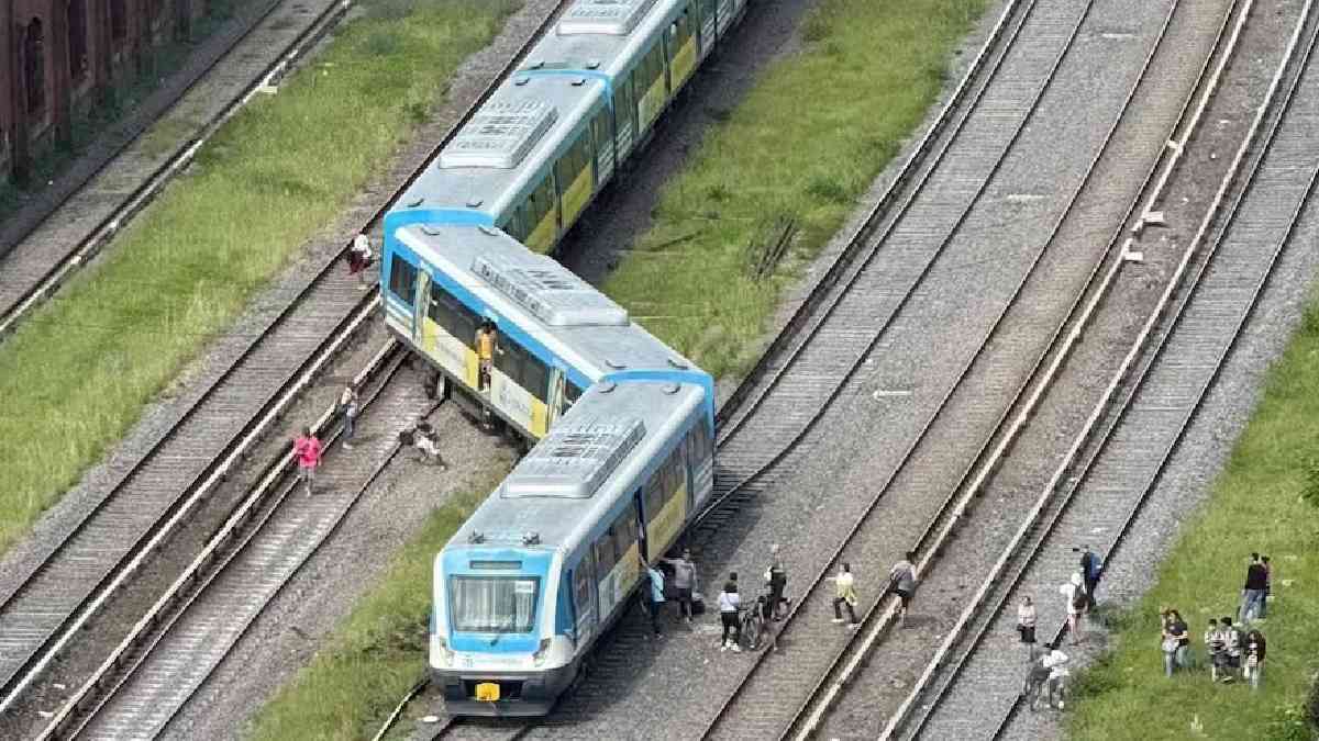 argentina train accident coaches derailed at buenos aires injured hospitalized