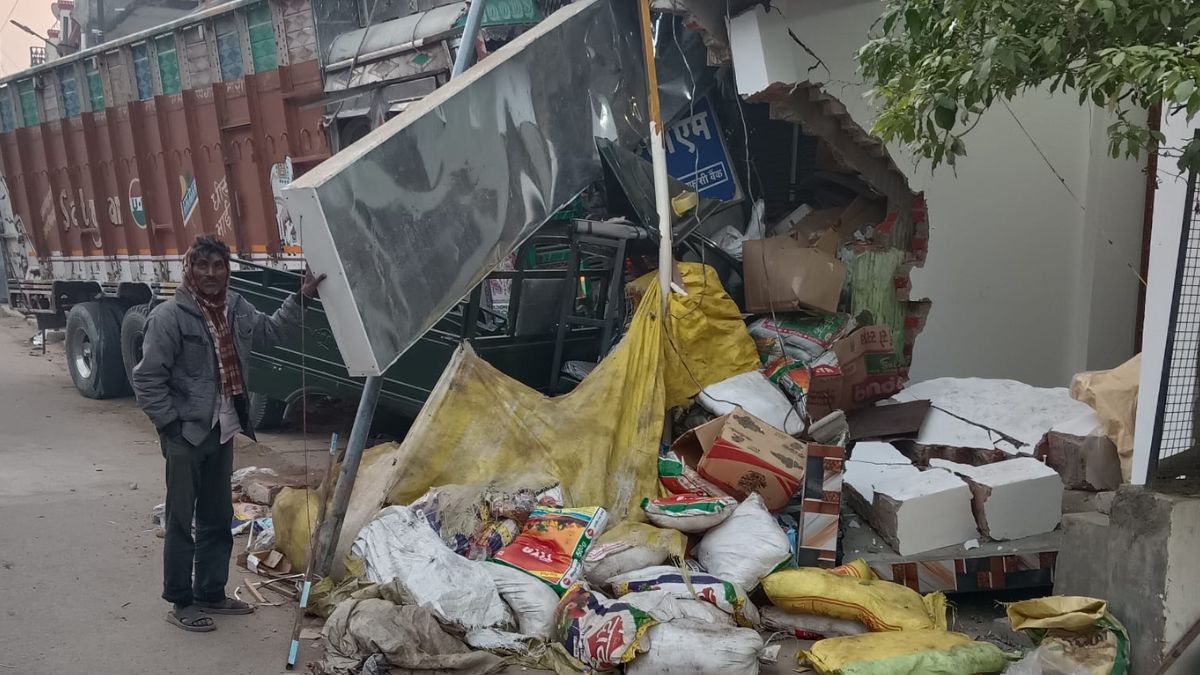 amethi accident a truck loaded with fertilizer crashed into a house damaging two houses three bikes and a loader