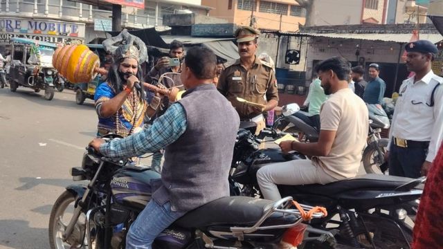 यूपी के इस जिले में सड़क पर उतरे 'यमराज', वाहन चालकों को समझाए ट्रैफिक रूल्स
