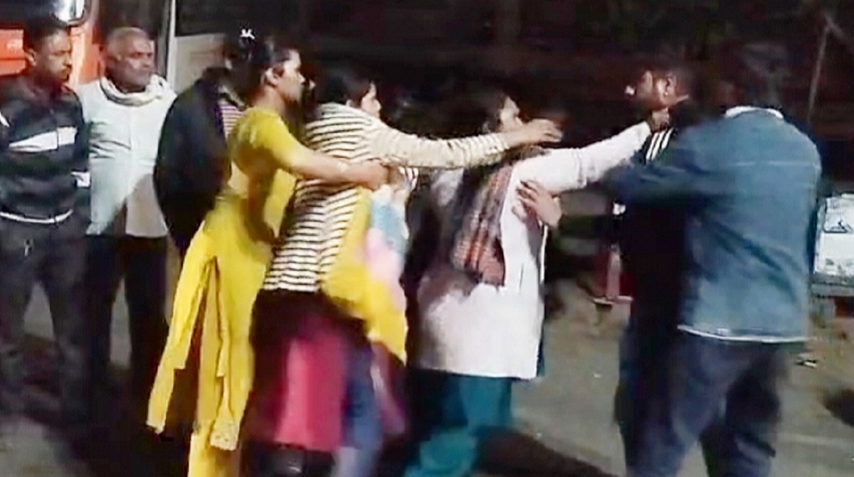 roadside brawl lover girlfriend and family clash in dhampur