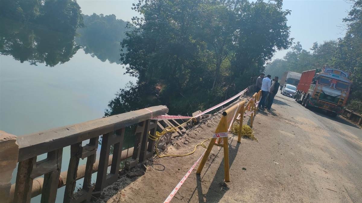 mandla truck accident rice truck falls into canal on babaiha bridge
