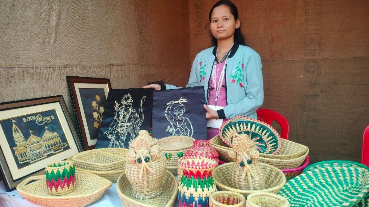 tribal handicraft festival in lucknow statue of shri ram and birsa munda prepared from sticks of wheat
