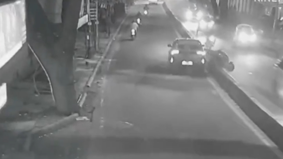 bengaluru man arrested for hitting scooter rider after honking