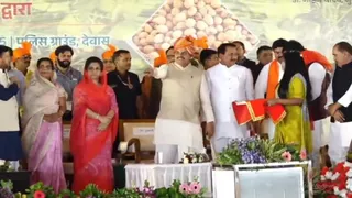 सीएम डॉ. मोहन यादव सिंगल क्लिक से किसानों के खातों में राशि अंतरित करते हुए।