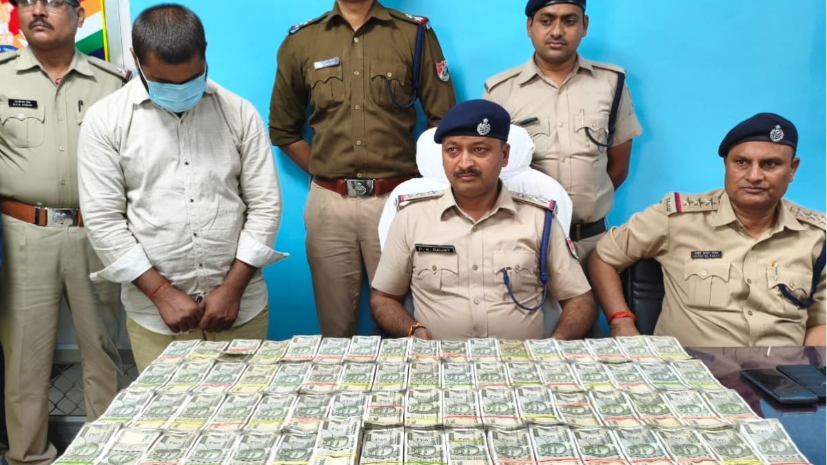 chandauli news man from rohtak of bihar trapped on pddu junction with rs 60 lakhs