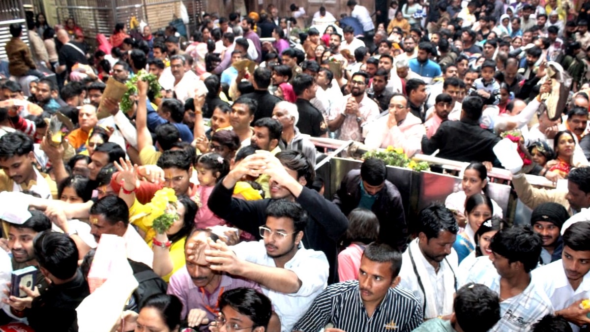 crowd increased in banke bihari mandir due to dhirendra krishna shastri sanatan ekta padyatra
