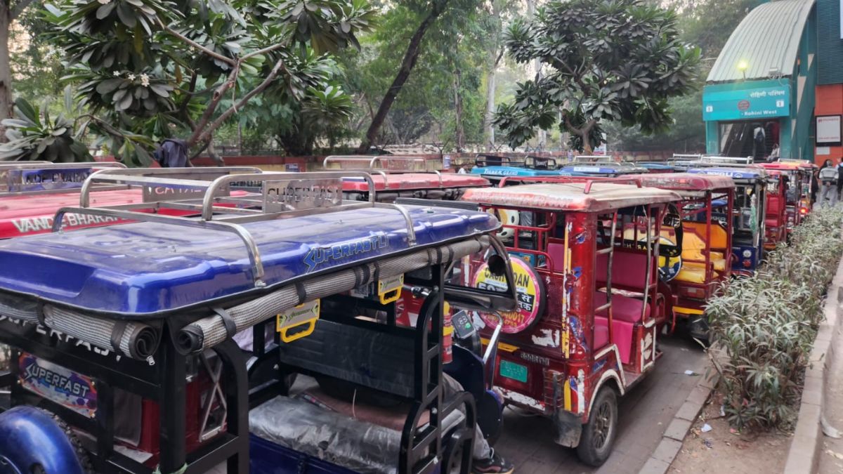 delhi metro stations erickshaw congestion raises security concerns