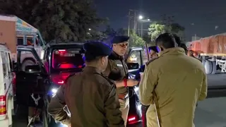 चेकिंग के दौरान लाल-नीली बत्ती व हूटर लगी गाड़ी को रोककर पूछताछ करते थाना प्रभारी नितेश शर्मा । जागरण