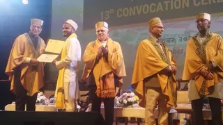 आईआईटी मंडी के दीक्षा समारोह में मेधावी विद्यार्थी को सम्मानित करते मुख्य अतिथि व संस्थान के निदेशक। जागरण