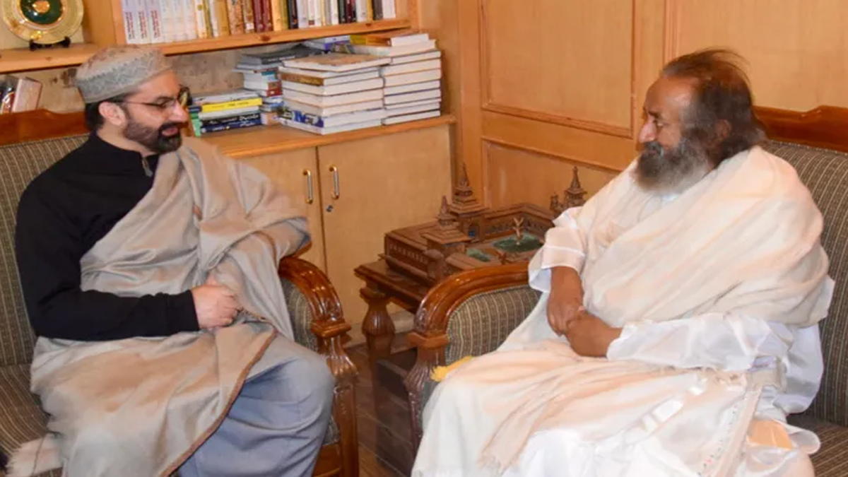 sri sri ravi shankar meets mirwaiz umar farooq kashmir peace talks