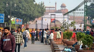 पुरानी दिल्ली के बाजार में भीड़ हुई कम।