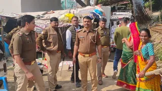 प्रयागराज के रामबाग स्थित रेलवे ट्रैक के किनारे अवैध बांग्लादेशियों के होने की आशंका पर छापेमारी करते जीआरपी के जवान व पुलिस। जागरण