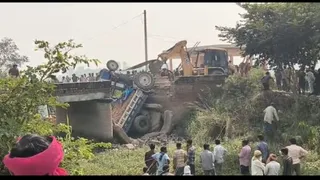 प्रयागराज के हंडिया में पुलिया टूटने से नहर में गिरी ट्रैक्टर-ट्राली व फंसे चालक को निकालने का किया जा रहा प्रयास। जागरण