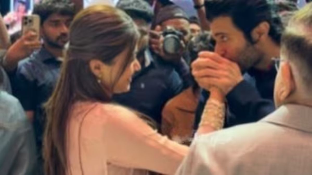 vijay deverakonda finally kisses rashmika mandanna hand in public video viral